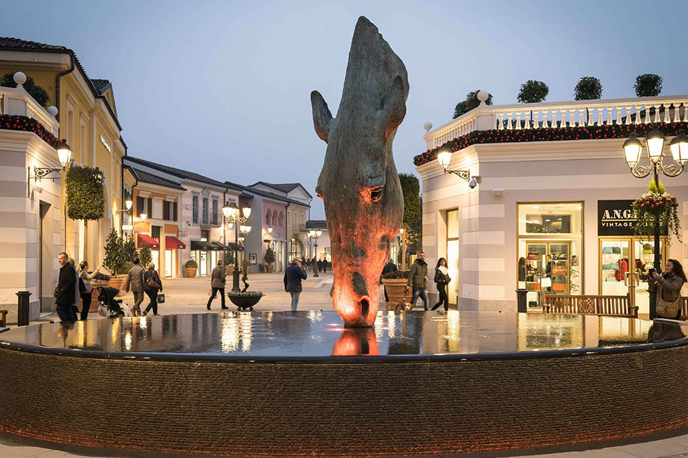 Fountain at La Roca Village (Designer Outlet Shopping), La Roca